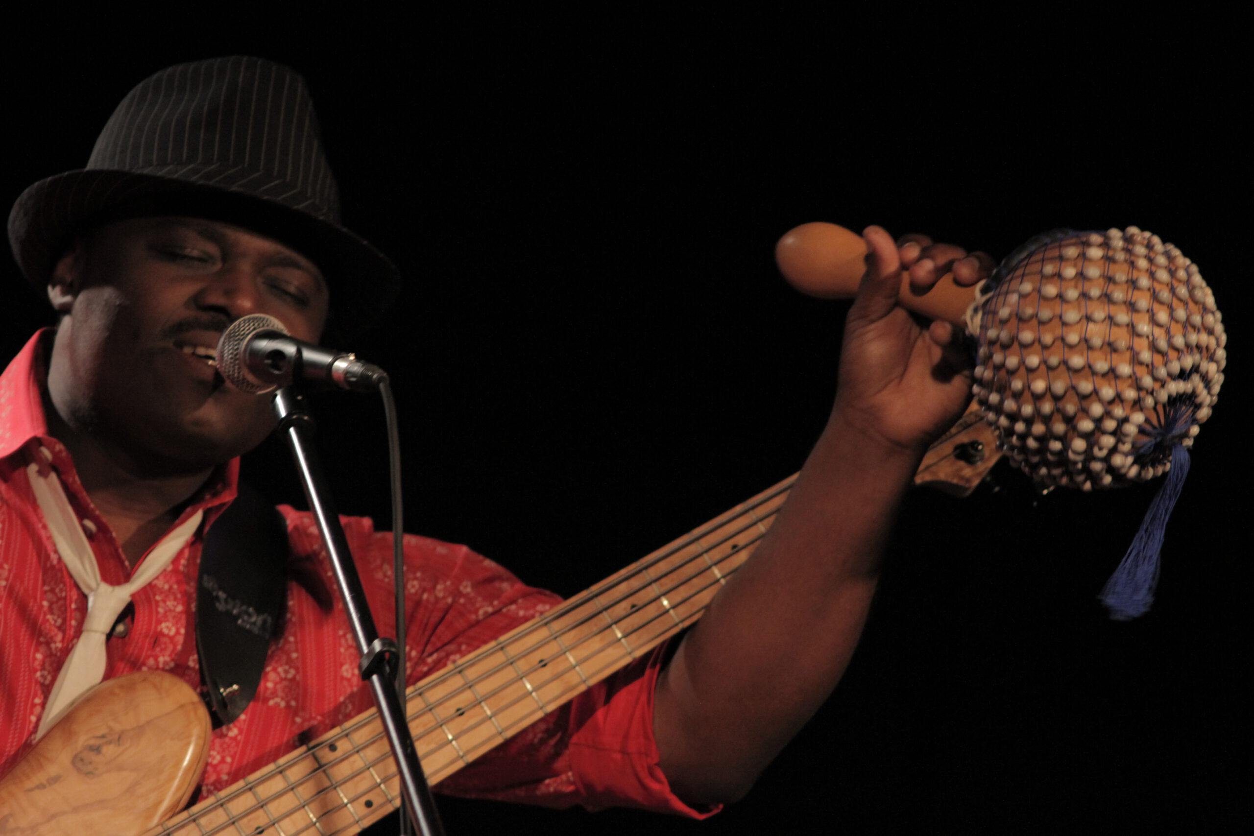 Instrumente und Cases im Backstage-Bereich